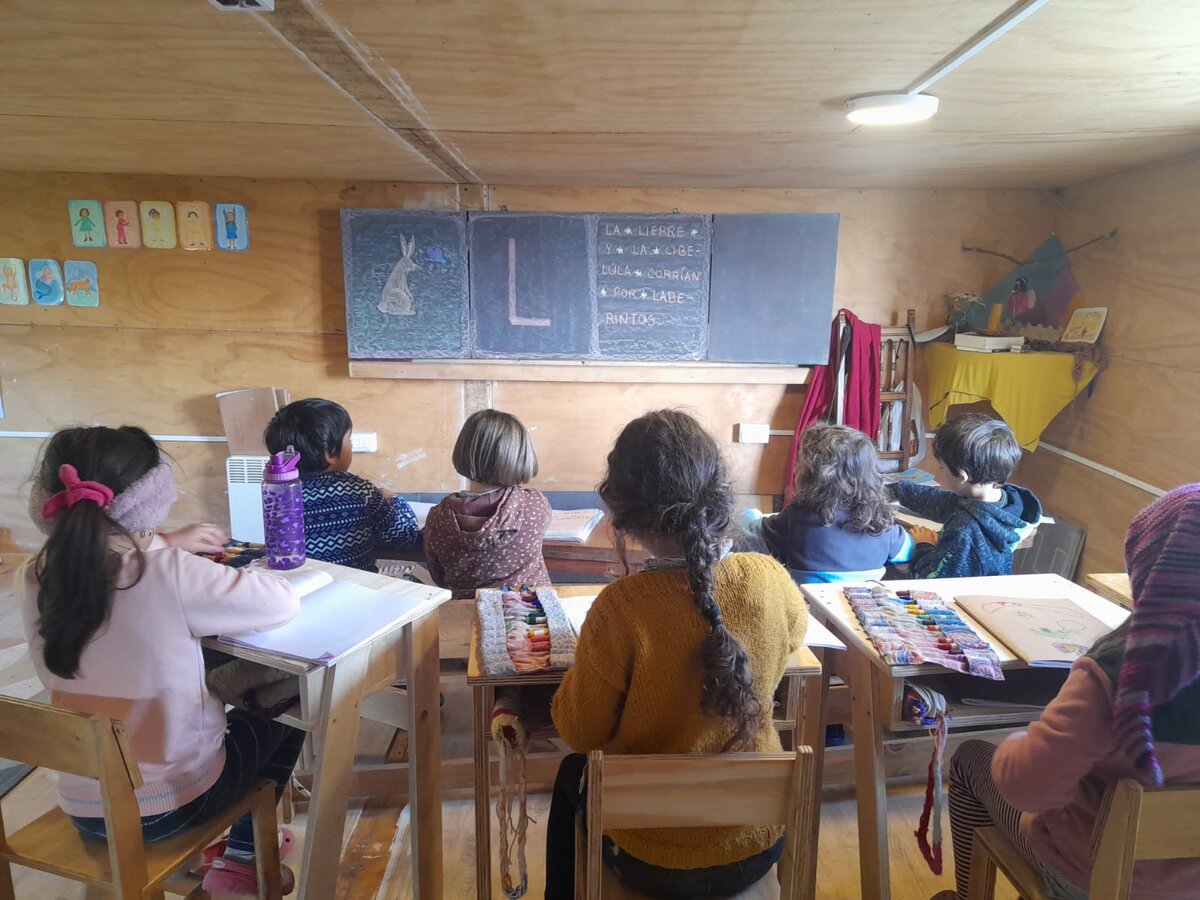Niños y niñas participando en actividades educativas en la clase de Casa Pindal